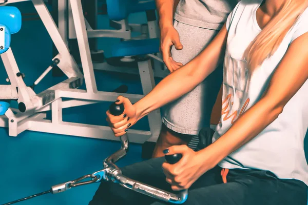Osobní trénink v tělocvičně — Stock fotografie
