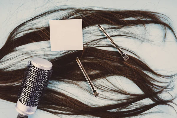Kuaför kavramı: yanlış saç ve saç tokaları — Stok fotoğraf