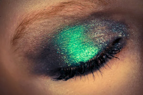 Maquiagem de olhos com sombras verdes — Fotografia de Stock