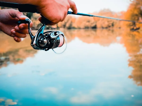 Giovanotto che pesca. bokeh, sfondo sfocato — Foto Stock