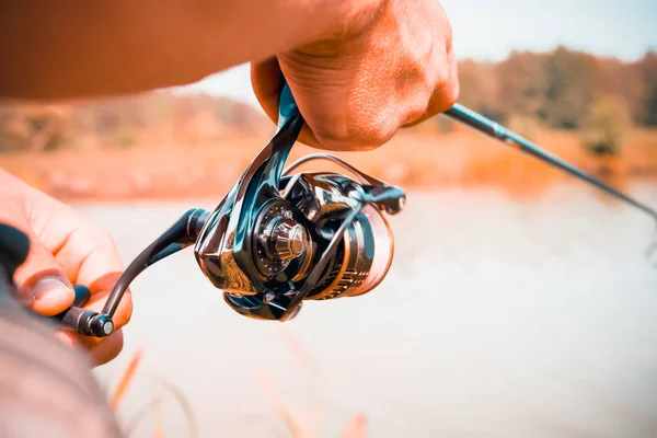 Pescatore Pesca Sul Lago — Foto Stock