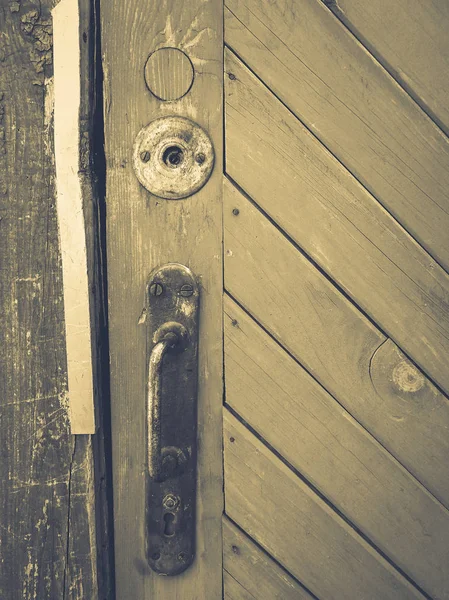 Kapı kolu ve eski kırmızı kapı kilidi — Stok fotoğraf