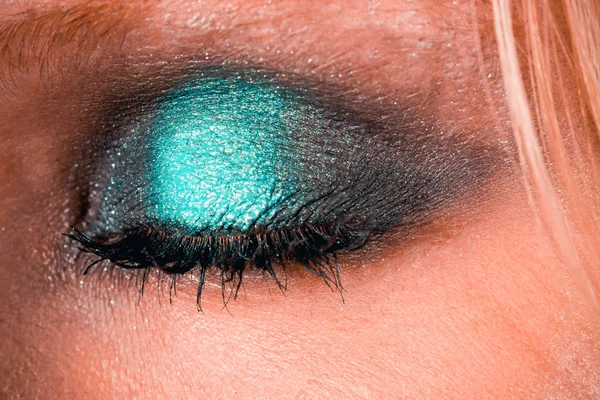 Maquillage des yeux avec des ombres vertes — Photo