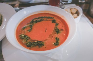 Bir tabak içinde domates çorbası