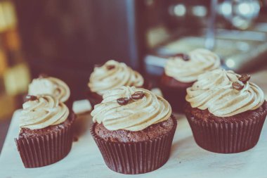 bir tepsi üzerinde pek çok güzel pastalar