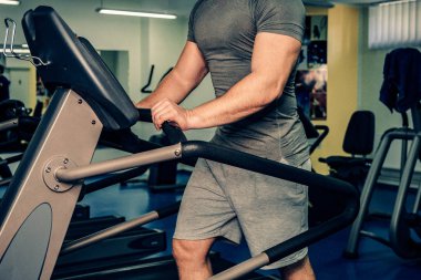 Spor salonunda vücut geliştirmeci