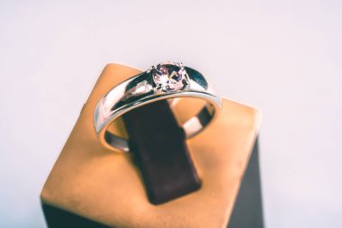 Güzel gümüş yüzük yakın