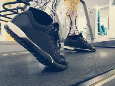 ayak koşu bandı üzerinde gitmek