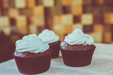 bir tepsi üzerinde pek çok güzel pastalar