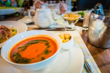 Bir tabak içinde domates çorbası