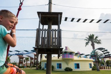 Çocuk bir çocuk parkında bungee sürmek