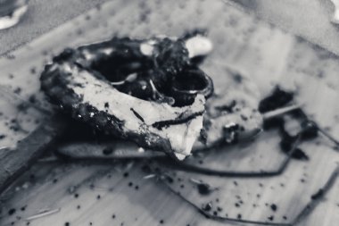 Mavi plaka üzerinde ızgara karides