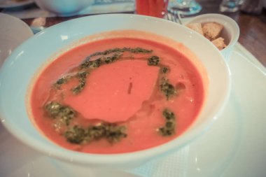 Bir tabak içinde domates çorbası