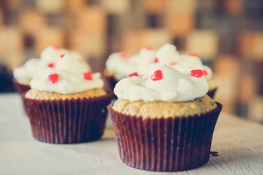 bir tepsi üzerinde pek çok güzel pastalar