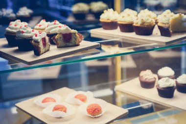 bir tepsi üzerinde pek çok güzel pastalar