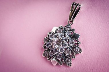 Güzel gümüş kolye yakın çekim