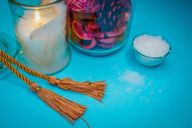 Arka plan spa kabukları mum ve tuz konu üzerinde