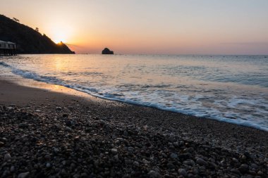 Gündoğumu kumsalda deniz