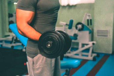 Spor salonunda vücut geliştirmeci