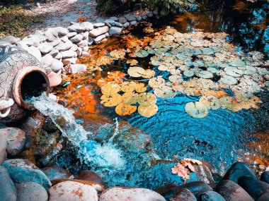 eski bir vazodan şelale
