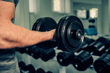 Spor salonunda vücut geliştirmeci