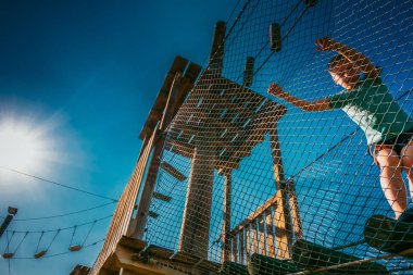 Halat Parkı çocuk tırmanıyor