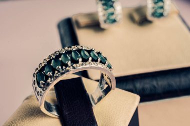 Güzel gümüş yüzük yakın