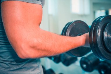 Spor salonunda vücut geliştirmeci