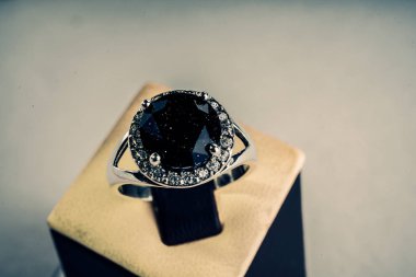 Güzel gümüş yüzük yakın