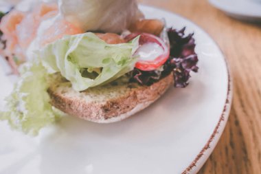 Ekmek te somon ile haşlanmış yumurta