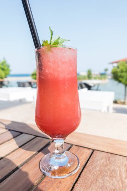 Tesiste güzel kokteyller