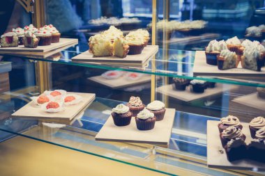 bir tepsi üzerinde pek çok güzel pastalar