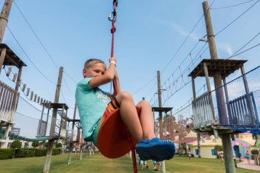 Çocuk bir çocuk parkında bungee sürmek