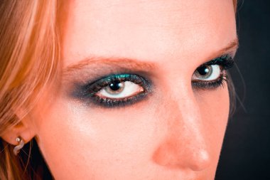 Yeşil gölgeli göz makyajı