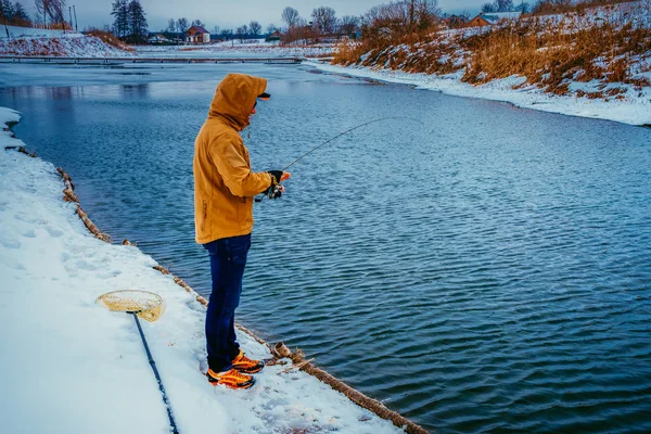 Jovem Pesca Por Lago — Fotografia de Stock