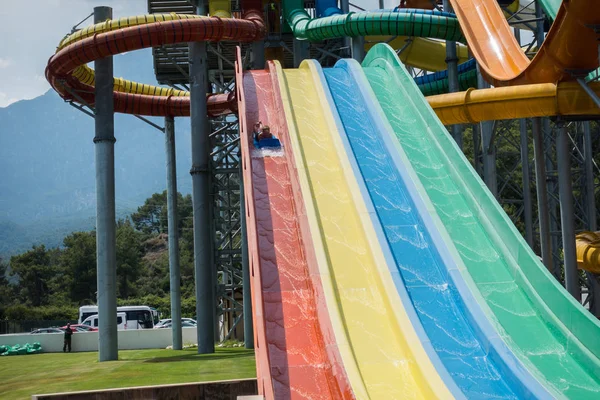 El chico monta un tobogán en el parque acuático — Foto de Stock