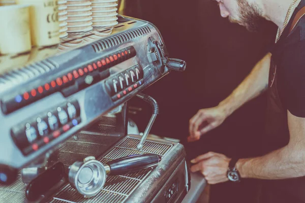 コーヒーはコーヒーマシンで調製される — ストック写真