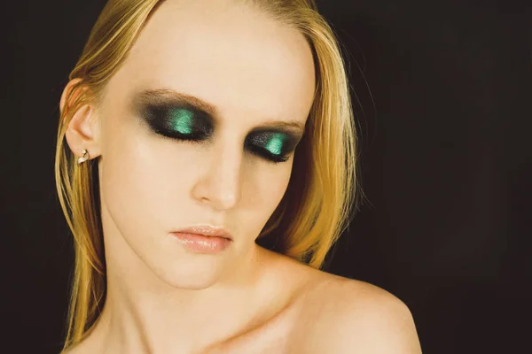 Maquillaje de ojos con sombras verdes — Foto de Stock