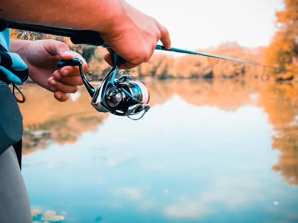 Giovanotto che pesca. bokeh, sfondo sfocato — Foto Stock