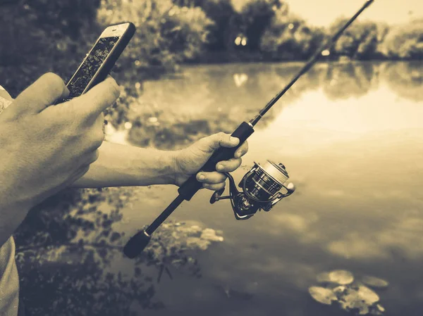 Joven pescando. bokeh, fondo borroso — Foto de Stock