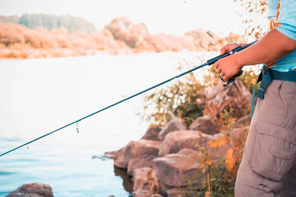 Pescador Está Pescando Lago — Foto de Stock