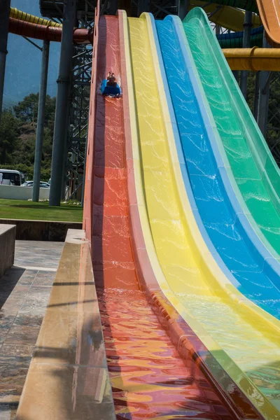 Der Junge fährt eine Rutsche im Wasserpark — Stockfoto