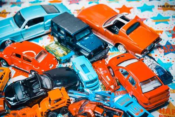 Brinquedo carros presente de aniversário — Fotografia de Stock