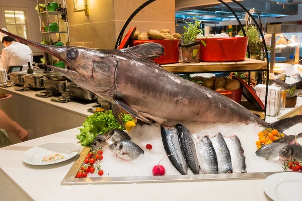 Espada Pescado Sobre Mesa Restaurante —  Fotos de Stock