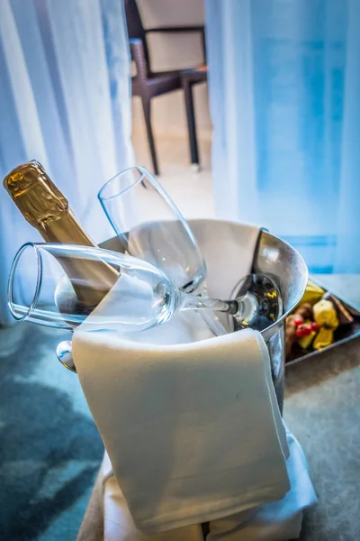 Ведро Шампанского Фруктов Столе — стоковое фото