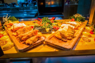 Restoranda açık büfe yemekler