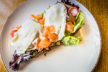 Ekmek te somon ile haşlanmış yumurta