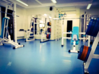 Vinnytsia, Ukrayna - Circa 2018: spor salonunda egzersiz makineleri antrenman.