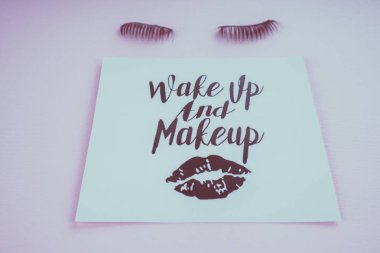 Pembe bir arka plan üzerinde çeşitli makyaj ürünleri