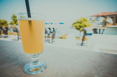 Deniz kenarındaki barda kokteyller.